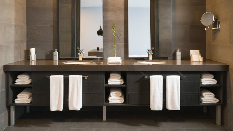 photo of mirrors in bathroom 1 photo-of-mirrors-in-bathroom