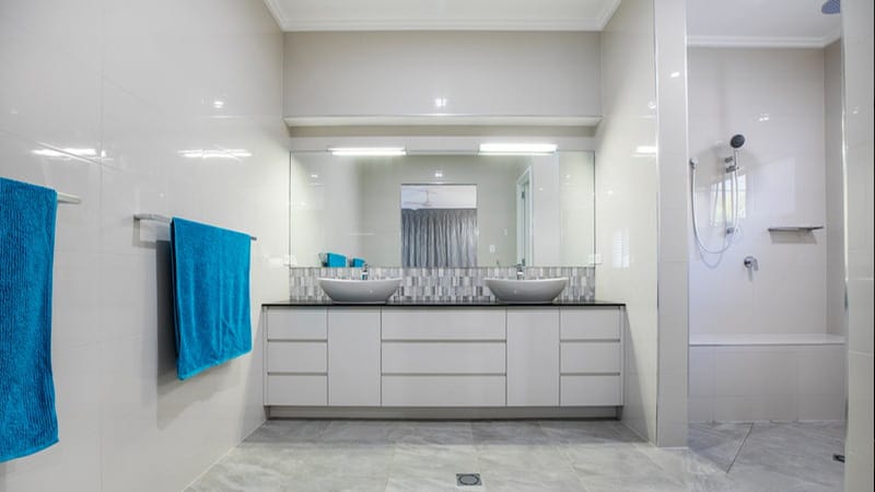 white bathroom interior 1 white-bathroom-interior